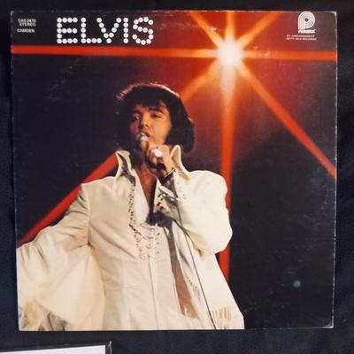 LOT 44  ELVIS PRESLEY VINYL RECORD ALBUMS