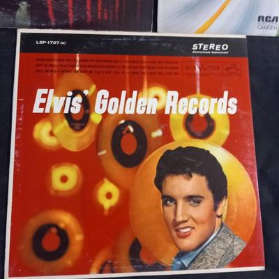 LOT 45  ELVIS PRESLEY VINYL RECORD ALBUMS