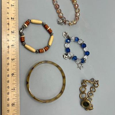 Lot of Miscellaneous Costume Jewelry Trinket Bracelets & Watch