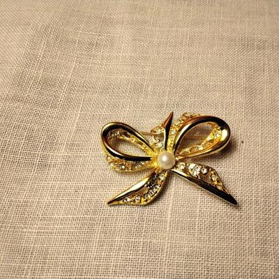 Napier Bow Christmas Brooch