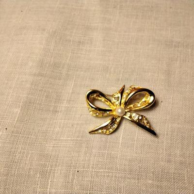 Napier Bow Christmas Brooch