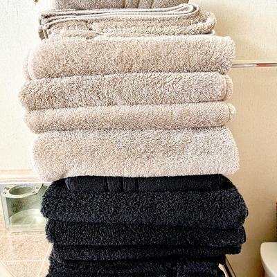 LOT M  STACK OF BATH TOWELS HAND TOWELS & BATH MATS MADE IN ENGLAND
