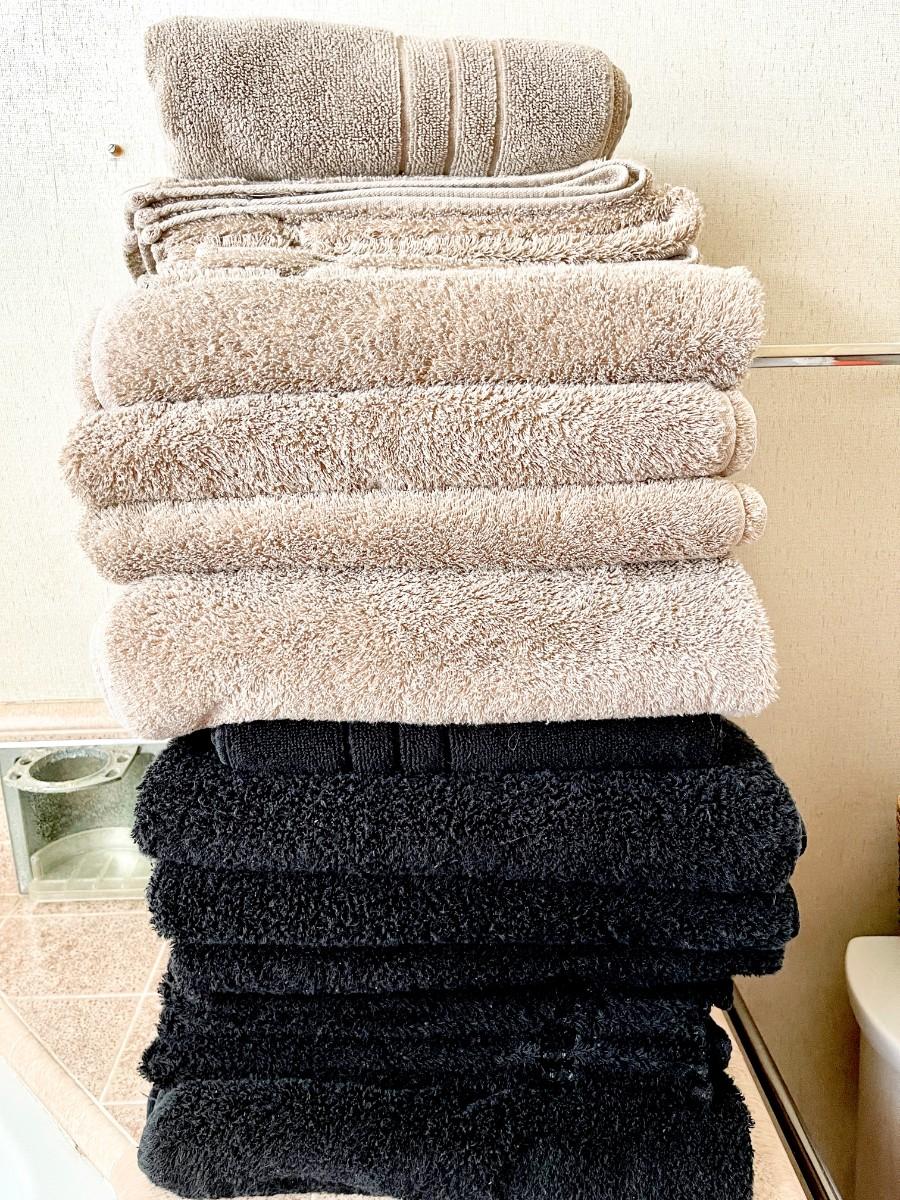 LOT M STACK OF BATH TOWELS HAND TOWELS & BATH MATS MADE IN ENGLAND