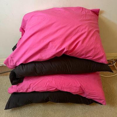 LOT P  FOUR QUALITY DOWN BED PILLOWS REGULAR SIZE BLACK & HOT PINK PILLOW CASES CLEAN