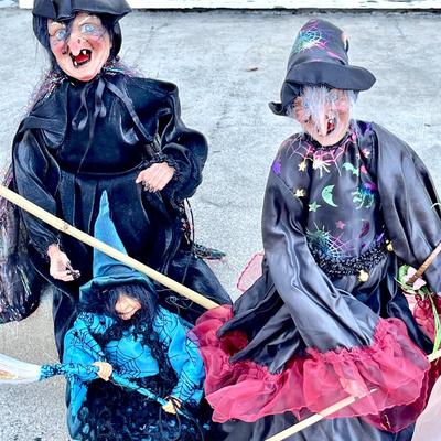 LOT AA  COVEN OF WITCHES HALLOWEEN DECOR GROUP OF 6
