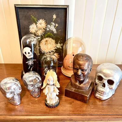LOT CC  GROUP OF HALLOWEEN DECOR POSEY BOBBLEHEAD SKULLS BUST PAINTING DOMES