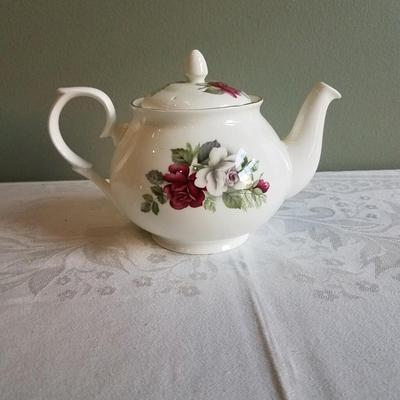 "Duchess" fine bone china teapot, vintage, made in England