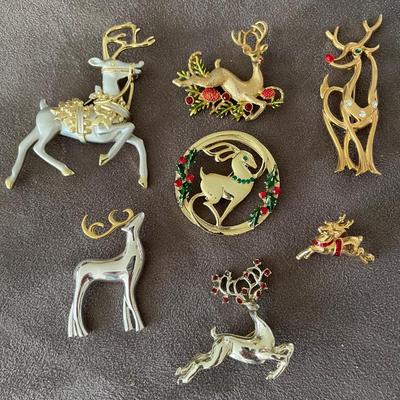 Lot ZZ Vintage Winter Holiday Reindeer brooch collection