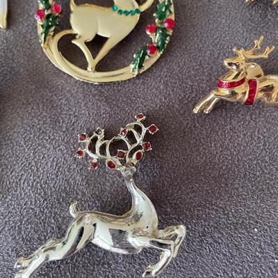 Lot ZZ Vintage Winter Holiday Reindeer brooch collection