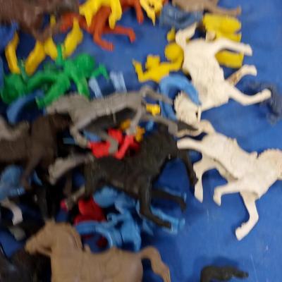 LOT 10  LARGE LOT OF VINTAGE COWBOY AND INDIANS