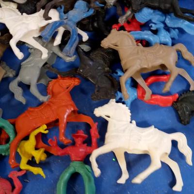 LOT 10  LARGE LOT OF VINTAGE COWBOY AND INDIANS
