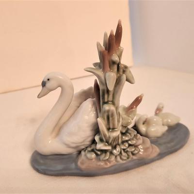 Lot #7  LLADRO Swan with babies - pretty!