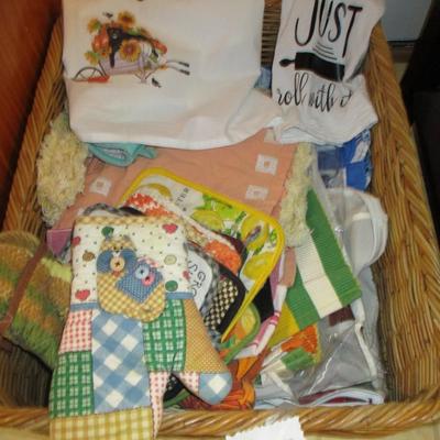Assorted Place Mats & Potholders w/basket