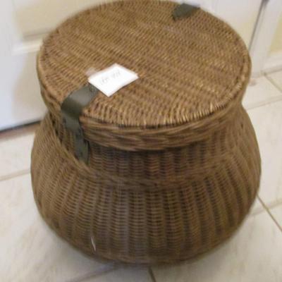 Woven Basket w/Hinged top
