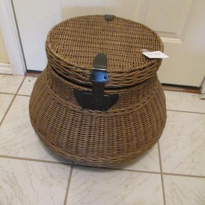 Woven Basket w/Hinged top