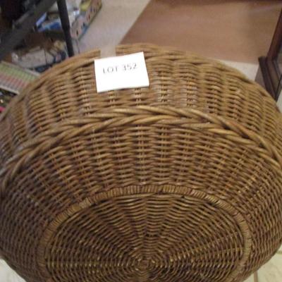 Woven Basket w/Hinged top