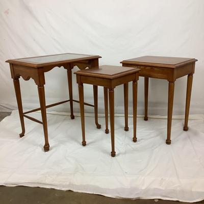 6186 Vintage Oak Set of 3 Nesting Tables with Glass Top