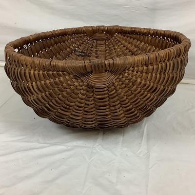 Lot. 6189. Large round Oak basket