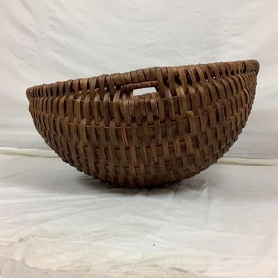 Lot. 6189. Large round Oak basket