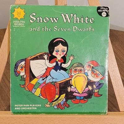 Lot 3: Vintage Old Mother Hubbard and Snow White and the Seven Dwarfs - 45 RPM