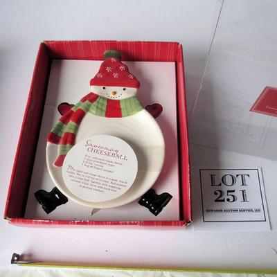 Hallmark Cute Snowman Cheeseball Tray and 4 Spreaders Set in Box