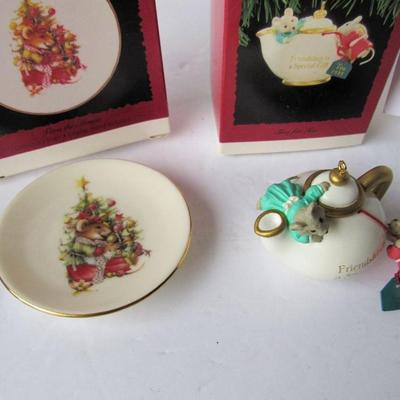 2 Hallmark Christmas Ornaments: Two for Tea, 1995 and Vera the Mouse, 1995