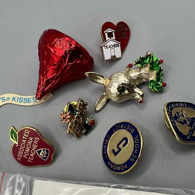 Lot of Retro Collectible Pins Disneyland Mainstreet, Unocal, Holiday & More