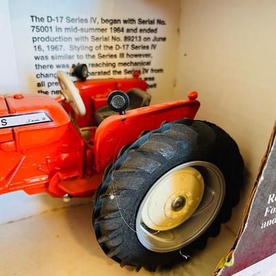 Ertl Allis-Chalmers D17 Tractor new in box