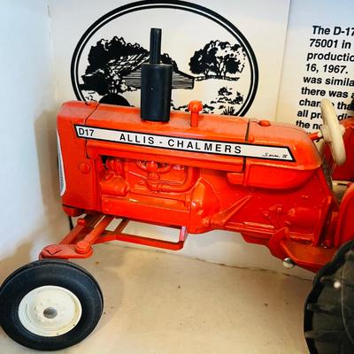 Ertl Allis-Chalmers D17 Tractor new in box