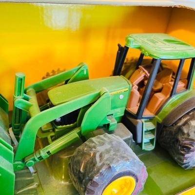John Deere 7220 Tractor NIB