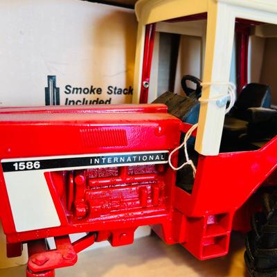 Ertl International Harvestor 1586 Tractor