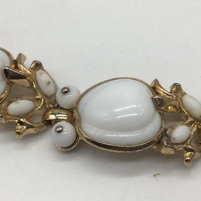 Milk Glass Apple Trafari Pat Pending Vintage Necklace