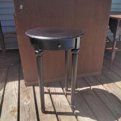 Nice Colonial End Table