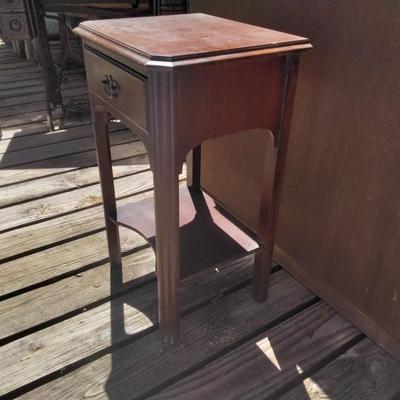 End Table In Excellent Condition