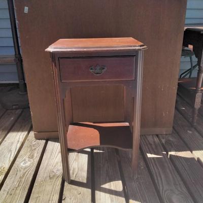 End Table In Excellent Condition