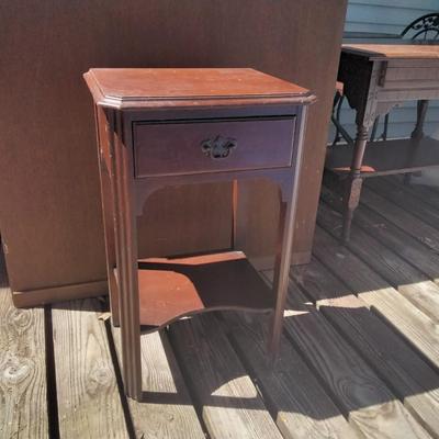 End Table In Excellent Condition