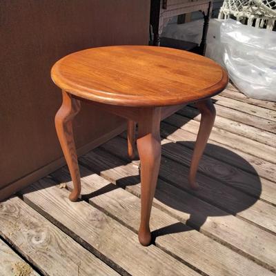 Classic Style End Table