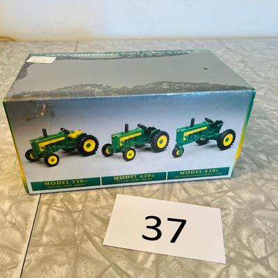 John Deere Vintage Tractors Small scale Ertl NIB