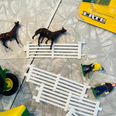 Ertl John Deere Farm Set NIP