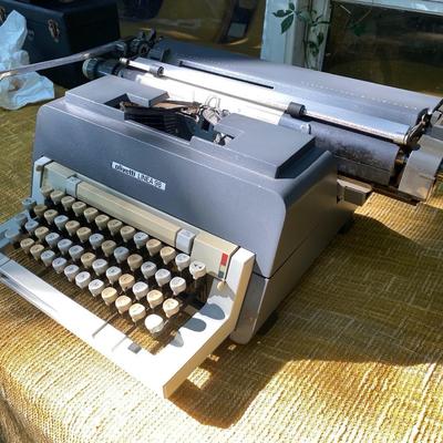 Vintage Olivetti Linea 98 Typewritter