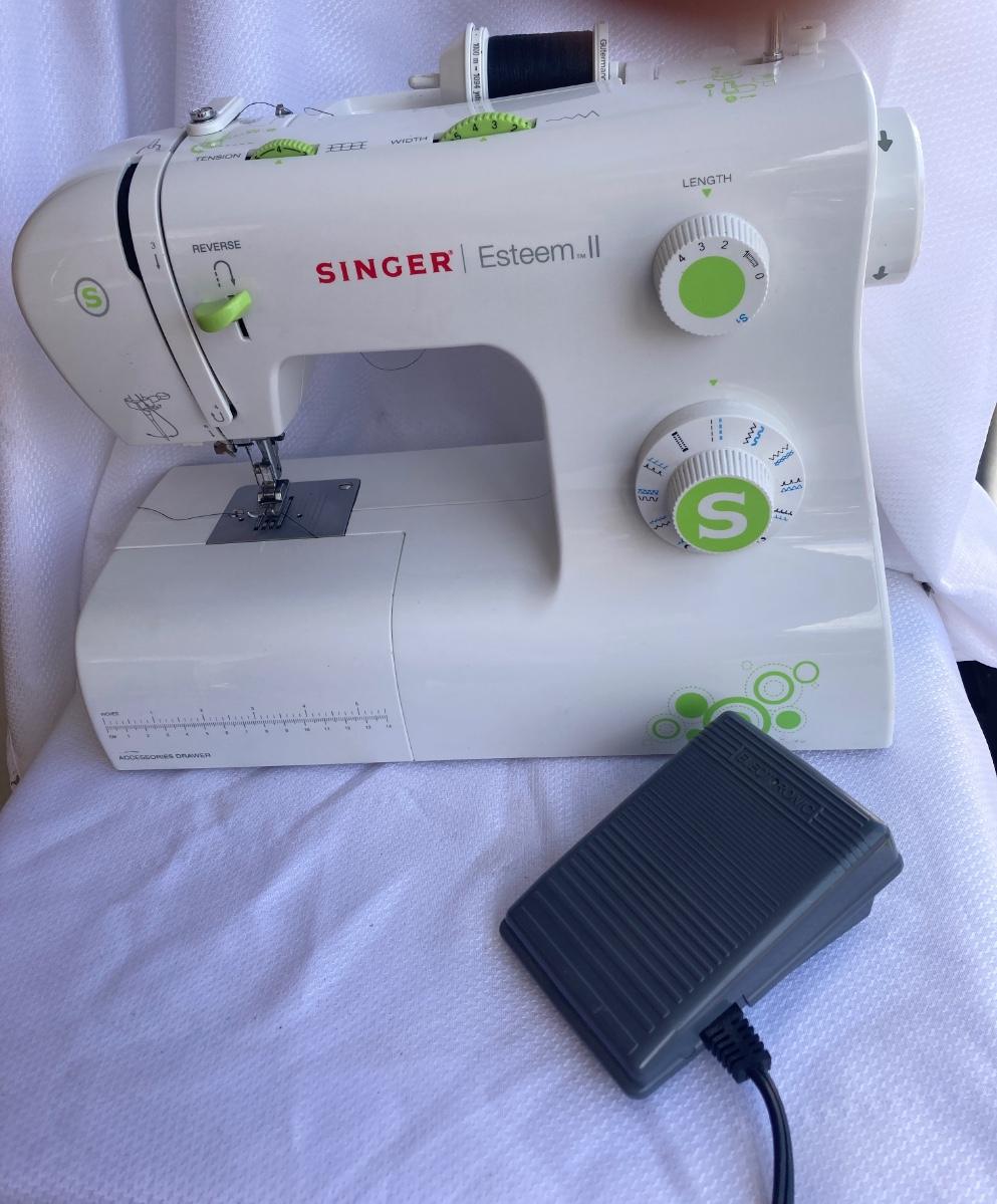 LOT 385 SINGER 2273 ESTEEM II SEWING MACHINE