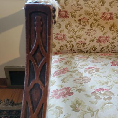 Chair with Carved Wood Legs and Arm Rests (LR-DW)