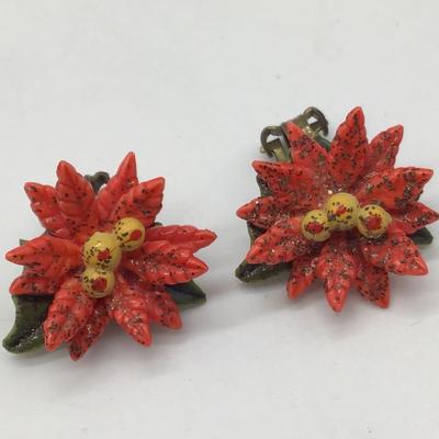 Vintage Christmas Plastic  Poinsetta Flower Clip Demi Parure Earrings