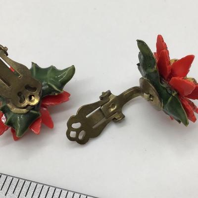 Vintage Christmas Plastic  Poinsetta Flower Clip Demi Parure Earrings