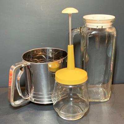 LOT 60R: Vintage Kitchenware - Dishes, Measuring Cups & More