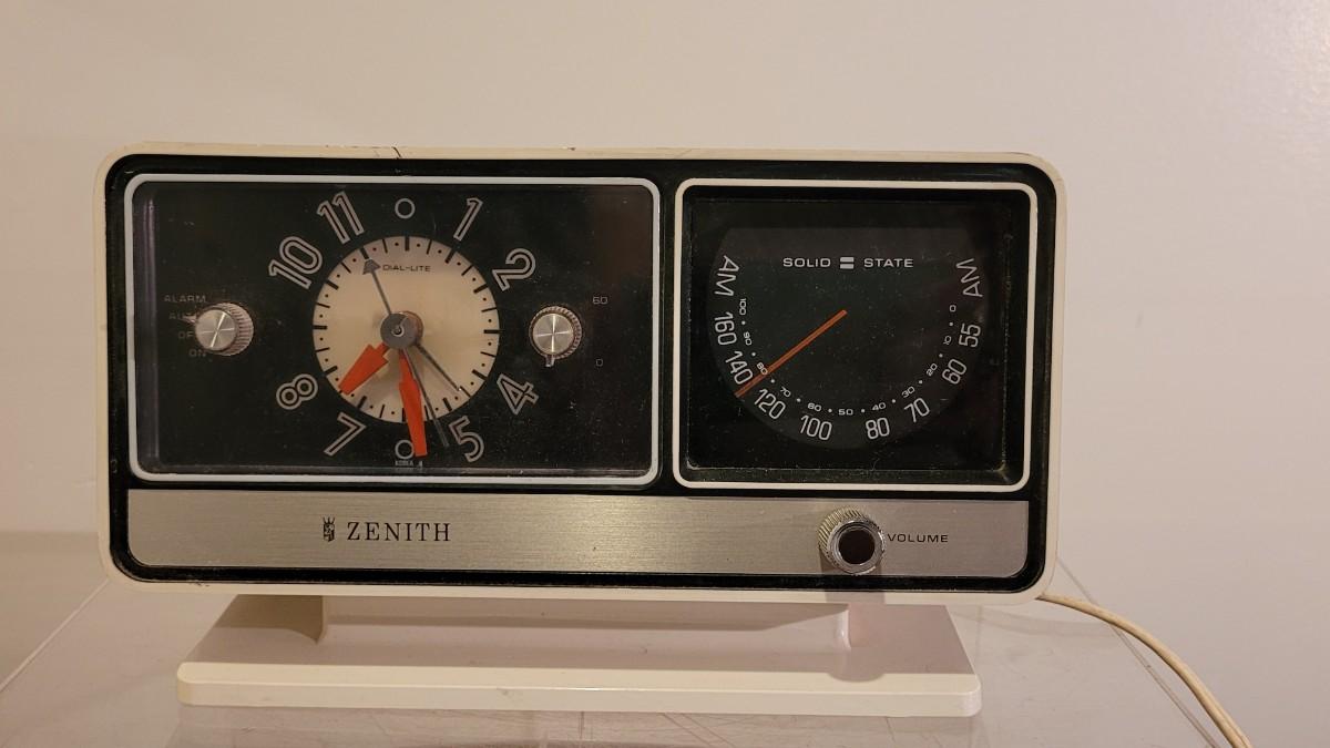 Lot 211 Vintage Zenith Clock Radio