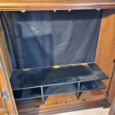 Lot #91  TV/Entertainment Cabinet