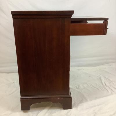Lot 6075. Vintage Mahogany Craftique Bachelors Chest/Nightstand
