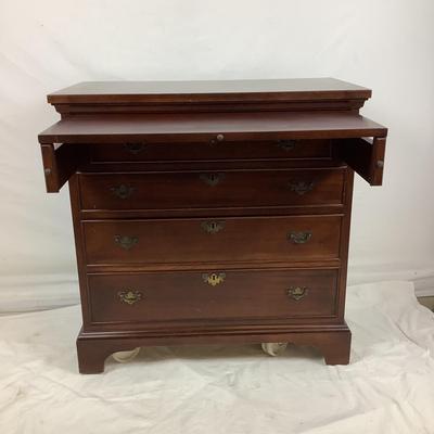 Lot 6075. Vintage Mahogany Craftique Bachelors Chest/Nightstand