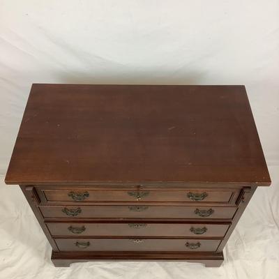 Lot 6075. Vintage Mahogany Craftique Bachelors Chest/Nightstand